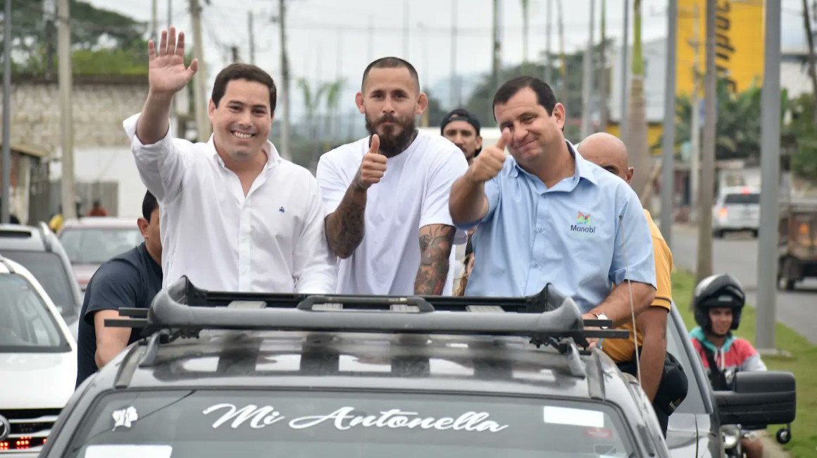 El peleador ecuatoriano 'Chito' Vera (centro) junto a su hermano Marlon Humberto (izquierda) durante una caravana del candidato a alcalde de Chone.