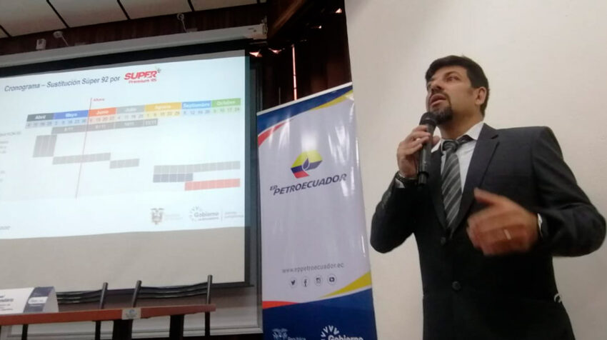 Rafael Armendáriz, jefe de Programación Operativa de Petroecuador, explica el plan piloto para introducir dos nuevas gasolinas en el mercado ecuatoriano, el 7 de junio de 2022.