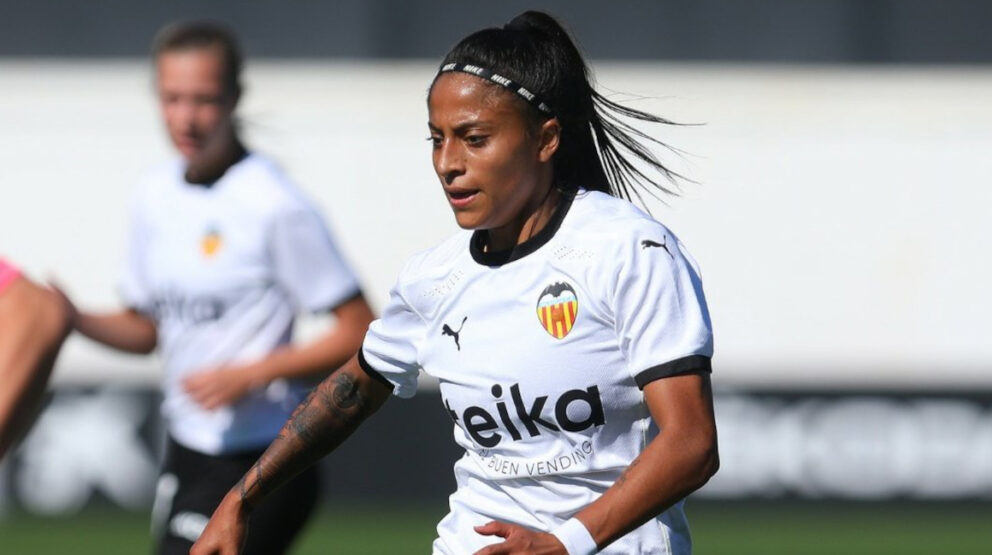 La futbolista ecuatoriana Kerlly Real, jugando para el Valencia CF Femenino en España.
