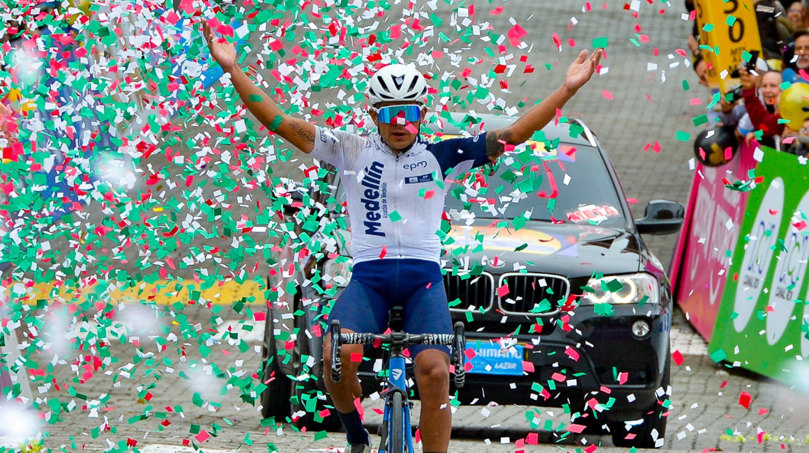 Fabio Duarte en la meta de la Etapa 5 de la Vuelta a Colombia el 7 de junio de 2022.