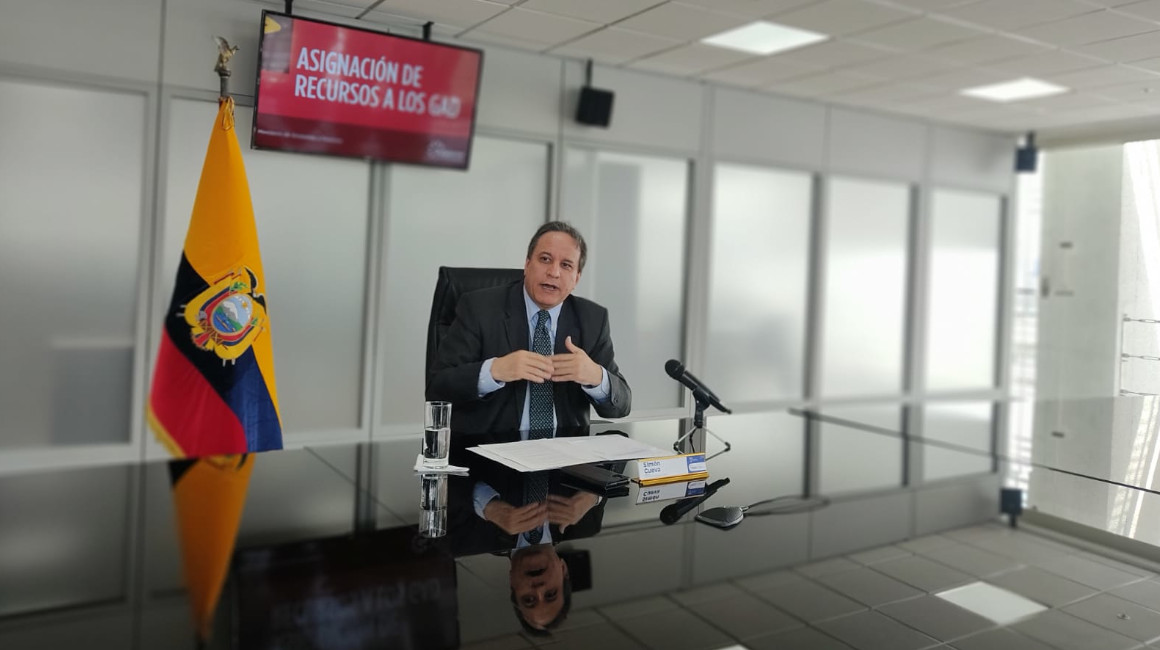 Simón Cueva, ministro de Finanzas en rueda de prensa sobre asignaciones a los GAD el 7 de junio de 2022.