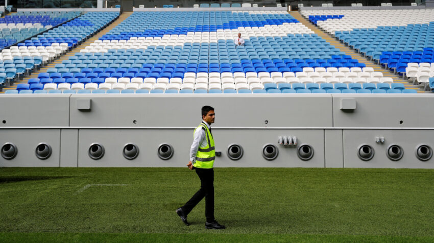 Un trabajador camina por el estadio Al Janoub, en Doha, en septiembre de 2019.