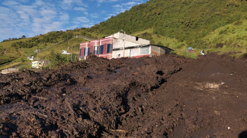 Una vivienda que presenta daños por el deslave que se produjo en el barrio Manuelita Sáenz de Quito. La imagen es del 7 de junio de 2022.