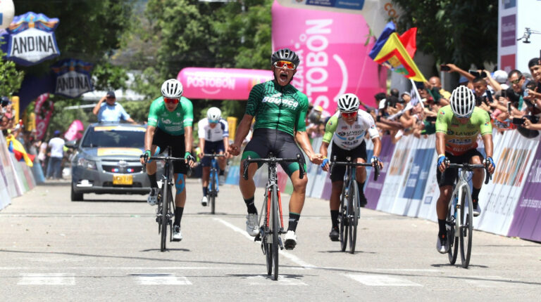 Juan Pablo Sosa, del Team Boyacá Avanza celebra su victoria en la Etapa 6 de la Vuelta a Colombia, el 8 de junio de 2022.