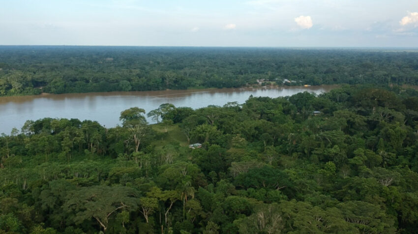 Río Putumayo, en la frontera norte, separa a las comunidades indígenas Siona de Wisuyá, en Ecuador, y Buenavista, en Colombia. 