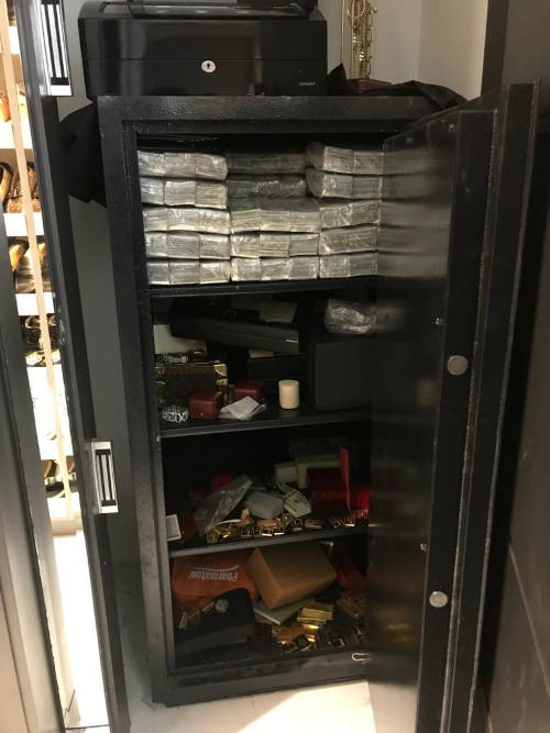 En el allanamiento a la vivienda de Leandro Norero, la Policía encontró USD 6 millones en una caja fuerte, así como lingotes de oro y joyas.