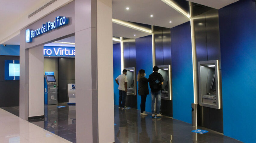 Un centro virtual de Banco del Pacífico, en Guayaquil, en julio de 2020.