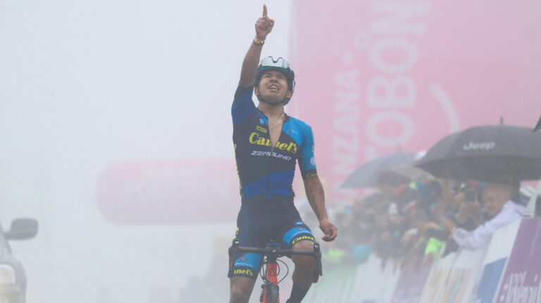 El ciclista mexicano Edgar Cadena celebra su victoria en la Etapa 7 de la Vuelta a Colombia, el 9 de junio de 2022.