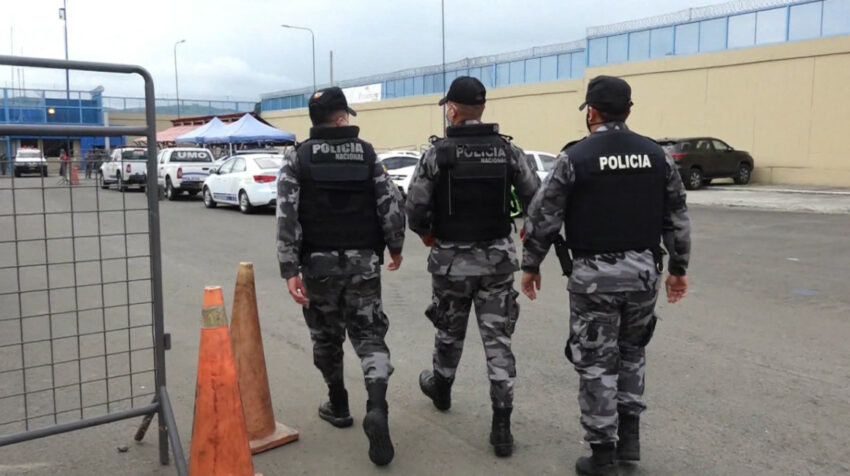 Agentes policiales vigilan los alrededores de la cárcel El Rodeo, en Manabí.