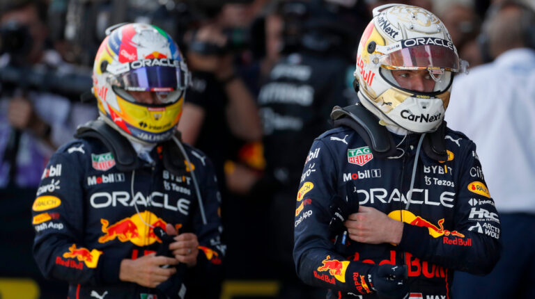 El piloto de Red Bull Max Verstappen (d) tras conseguir la victoria en el Gran Premio de España de Fórmula 1 junto a su compañero de equipo, el mexicano Sergio Pérez (i).