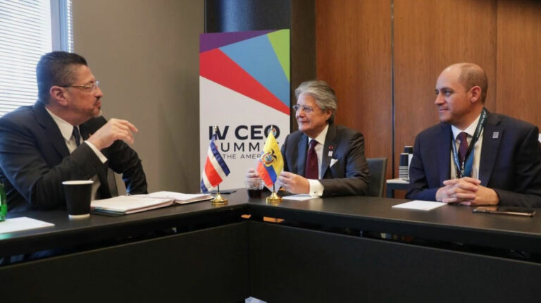 Rodrigo Chaves, presidente de Costa Rica (izq.) y el Guillermo Lasso, presidente de Ecuador (c), en un encuentro bilateral en Los Ángeles, en Estados Unidos, el 9 de junio de 2022.