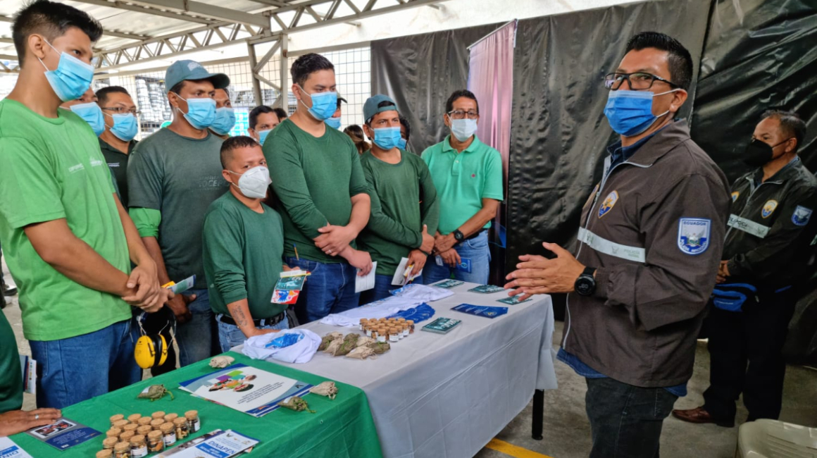 Capacitación a los trabajadores de la empresa Proceplas, en Florida Norte de Guayaquil, el 28 de abril de 2022. La finalidad es prevenir que más jóvenes sean reclutados para el microtráfico.