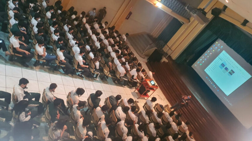 Capacitación a los estudiantes del Colegio San José La Salle, centro de Guayaquil, el 9 de junio de 2022. La finalidad es prevenir que más jóvenes sean reclutados para el microtráfico.
