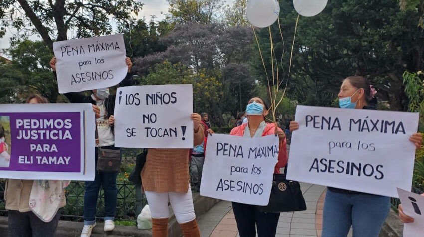 La familia de Eliana, de cinco años, desarrolló un plantón en los exteriores de la Gobernación del Azuay.