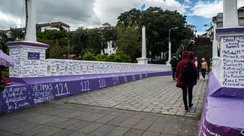 En el puente Vivas nos Queremos, en el centro de Cuenca, están los nombres de más 1.100 mujeres que han sido asesinadas en Ecuador. 