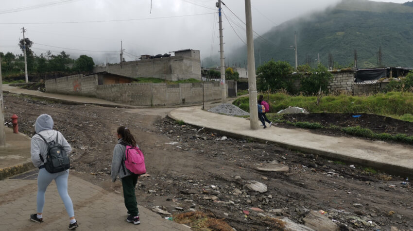 Personas y casas en las faldas del cerro Atacazo, el 2 de junio de 2022.