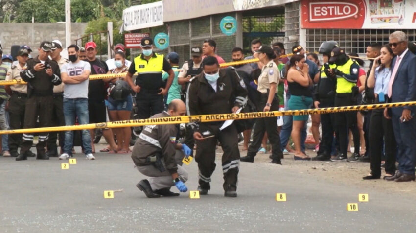 Agentes recogen evidencias en el lugar donde fueron asesinados la fiscal Luz Marina Delgado y su asistente, el 25 de mayo de 2022, en Manta.