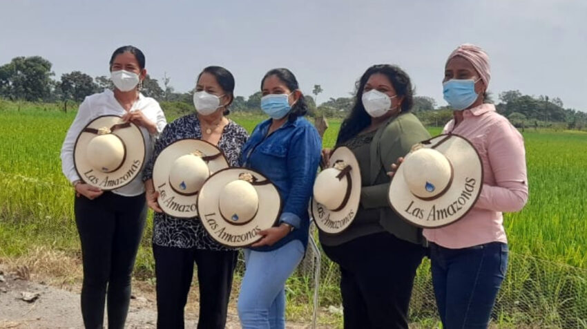 Las cinco 'Amazonas' de Guayas con sus sombreros que las identifican como tal. Imagen de 2021, en Daule.