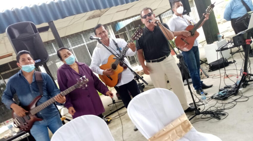 Lolita Alvarado también incursiona en el canto, en los eventos de su actividad como presidenta de la junta de riego Bajo Grande-Coquito, en Daule.