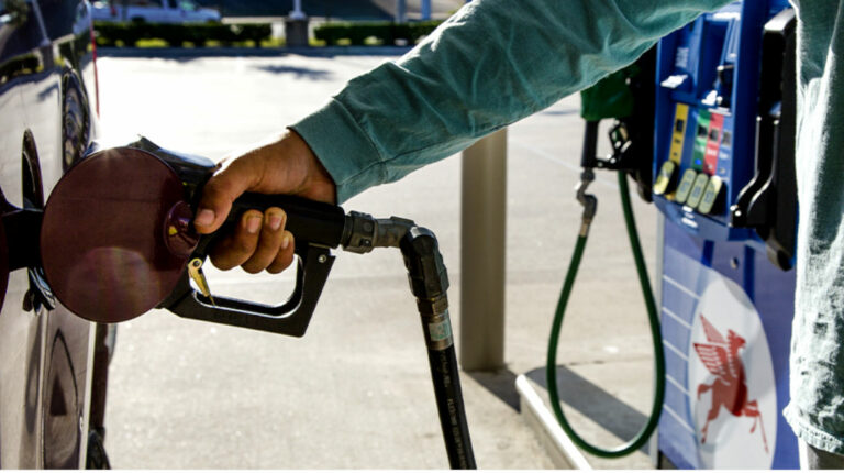 Foto referencial de una gasolinera de la estadounidense Exxon Mobil, junio de 2022.