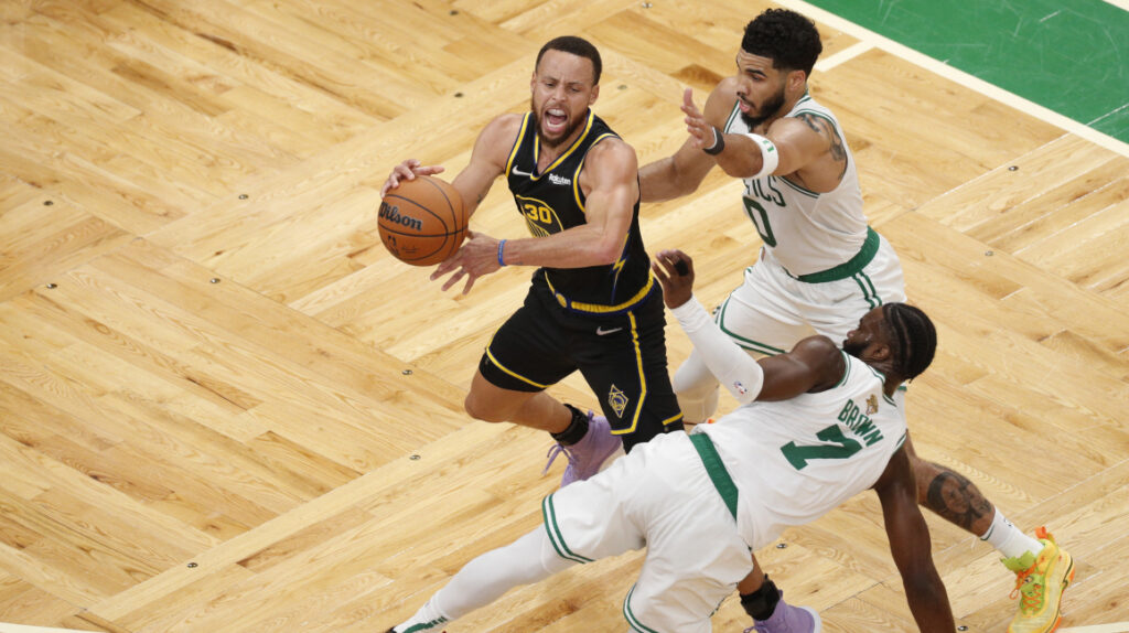 Exhibición de Curry y los Warriors empatan la serie ante los Celtics