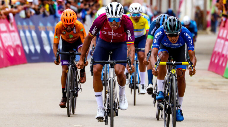 Robinson Chalapud, en la meta de la Etapa 9 de la Vuelta a Colombia, el 11 de junio de 2022.