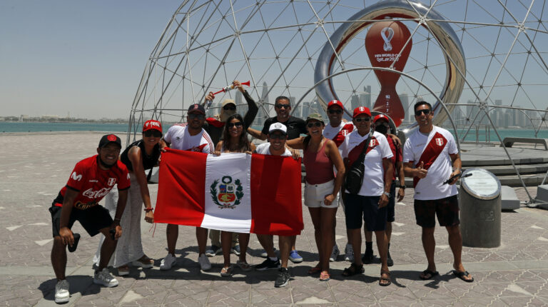 Hinchas peruanos en Doha, el 13 de junio de 2022, antes del partido ante Australia.