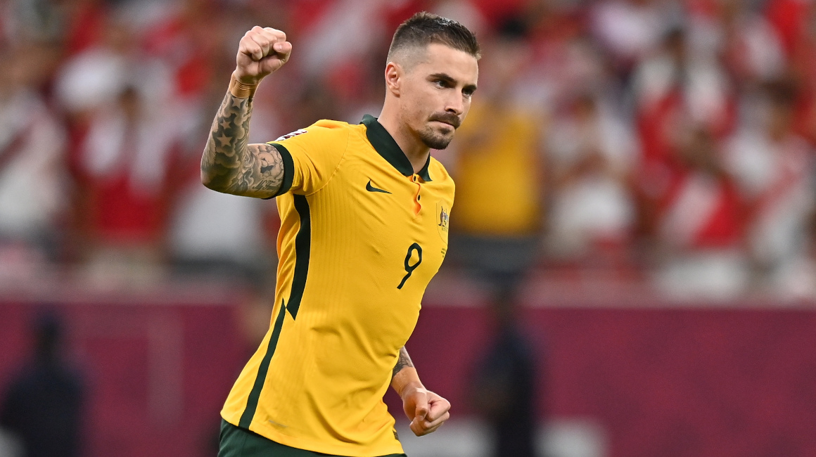 Jamie MacLaren de Australia celebra su gol convertido en la tanda de penales frente a Perú, el 13 de junio de 2022.