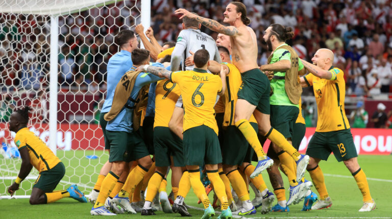 Los jugadores de Australia celebran, el 13 de junio de 2022, la victoria sobre Perú y la clasificación al Mundial de Catar.