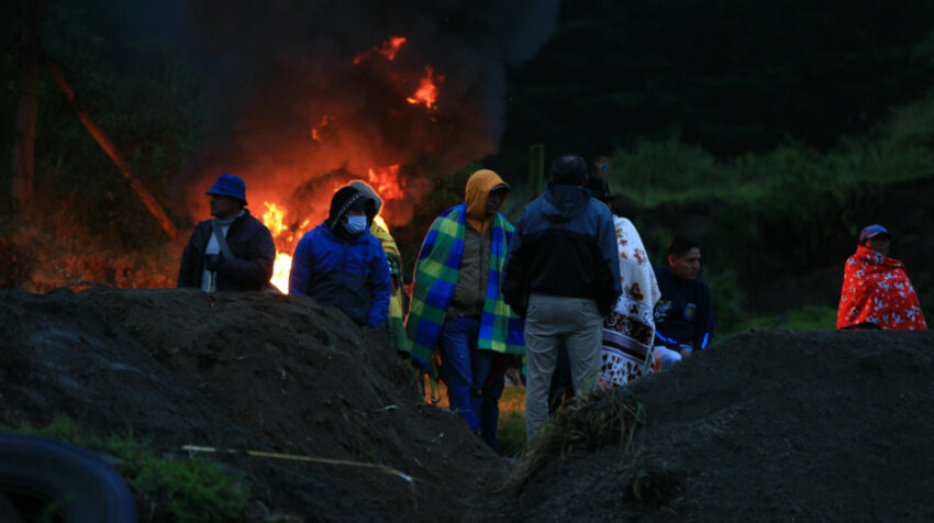 Indígenas cierran la carretera principal de ingreso a Quito, en el sector del Chasqui, provincia de Cotopaxi. Ecuador, 13 de junio de 2022