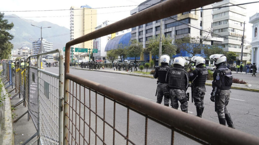 Policías resguardan los exteriores de la Unidad de Flagrancia, en Quito, el 14 de junio de 2022.
