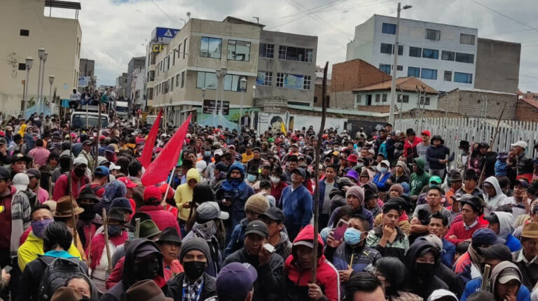 Miembros del movimiento indígena reclaman la liberación de Leonidas Iza, en Latacunga, el 14 de junio de 2022.