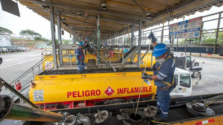 Despacho de combustibles en la terminal Pascuales de Petroecuador, en junio de 2022.