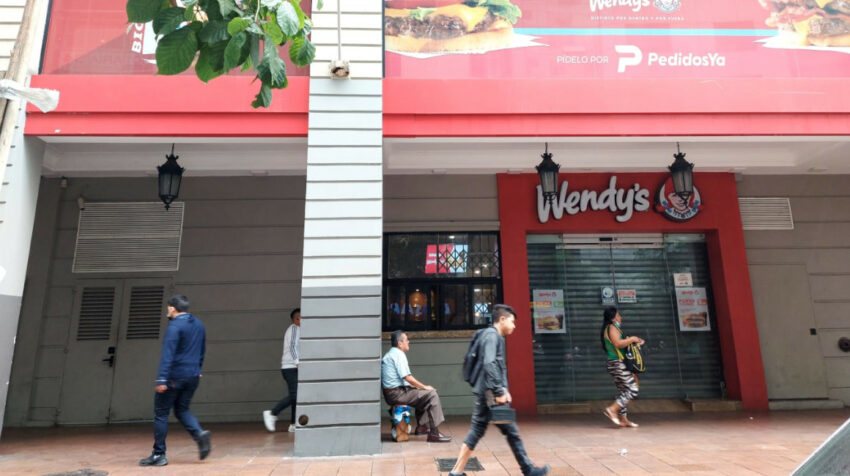 Un restaurante en el centro de Guayaquil cerró sus puertas temprano, el 14 de junio de 2022.