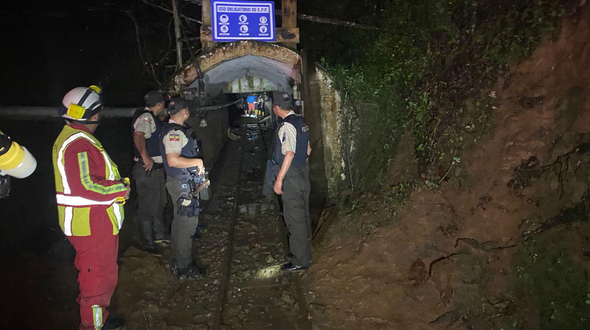 Policías toman indicios en una mina del cantón azuayo de Ponce Enríquez, donde hubo un ataque armado el 14 de junio de 2022.
