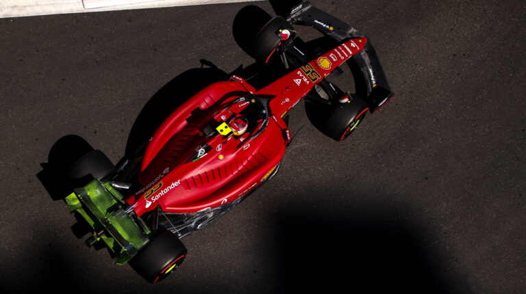 Carlos Sainz de la Scuderia Ferrari en acción durante la tercera sesión de entrenamientos libres del Gran Premio de Fórmula 1 de Azerbaiyán, el 11 de junio de 2022.
