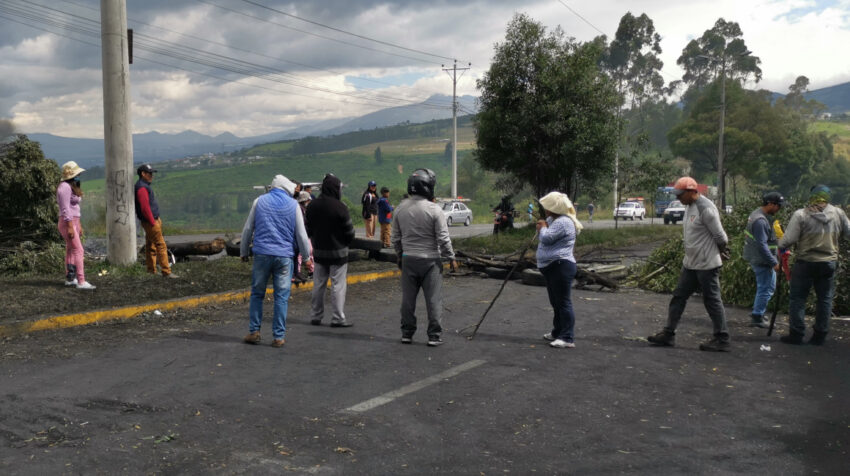 Protestantes cierran la avenida Simón Bolívar, a la altura del barrio San Juan de Turubamba, en el sur de Quito, el 16 de junio de 2022.