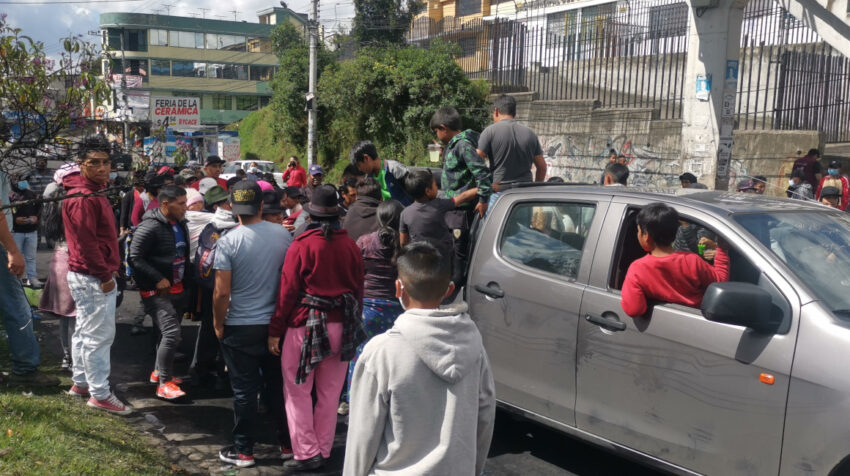 Una camioneta entrega comida a los manifestantes en Cutuglagua, el 16 de junio de 2022.