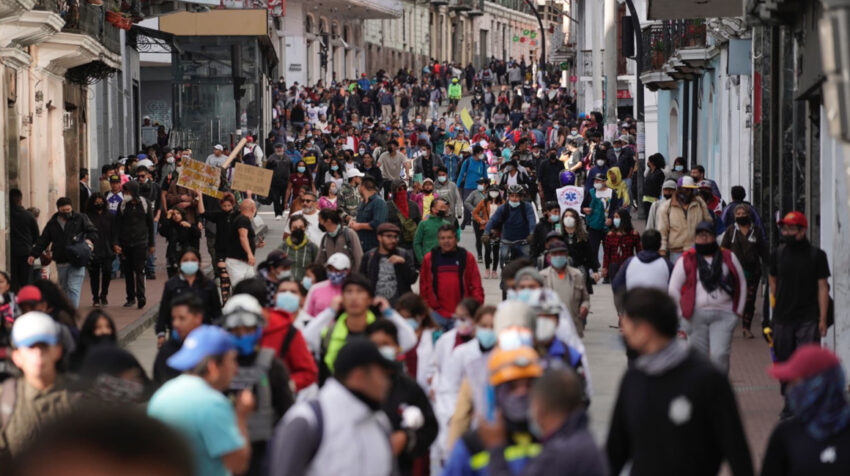 Personas protestan en las calles del Centro Histórico, el 16 de junio de 2022.
