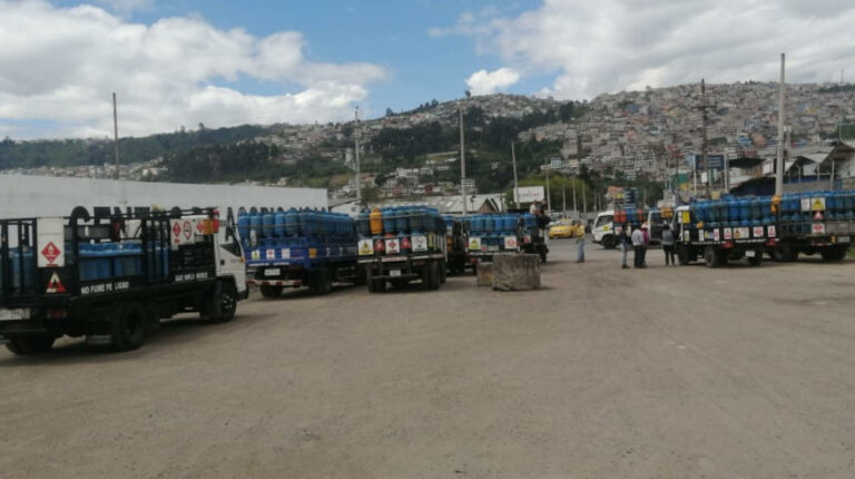 Camiones de distribución de gas esperan para poder abastecerse de gas de uso doméstico, en centros de distribución de la calle Cusubamba, al sur de Quito.