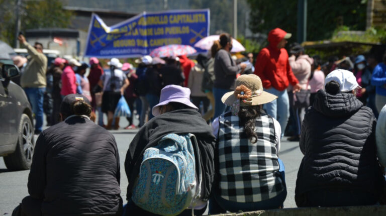 Manifestantes cierran la carretera Cuenca-Molleturo, el 17 de junio de 2022.