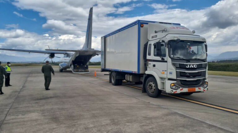 Imagen de la aeronave en la que se transportan alimentos y medicinas entre Quito y Cuenca, el 17 de junio de 2022.