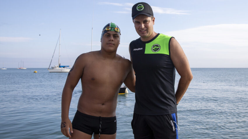 David Farinango junto a Juan Fernando Enderica, en el Campeonato Nacional de aguas abiertas, en Salinas, el 22 de abril de 2022.