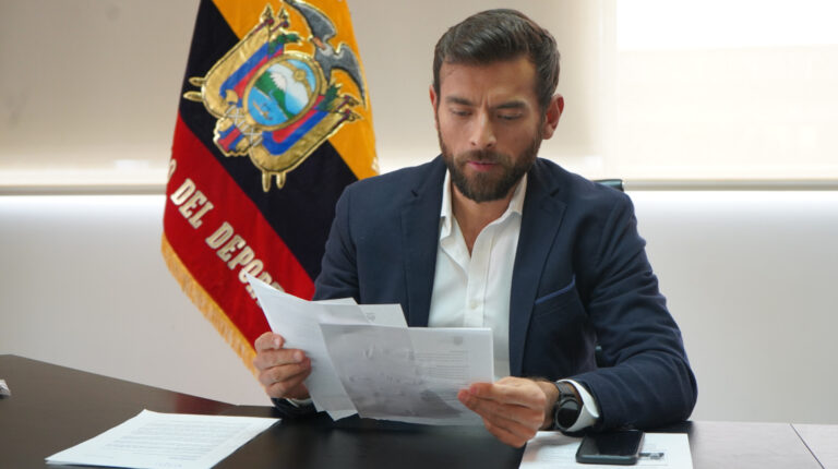 Sebastián Palacios atiende una entrevista con Primicias, en junio de 2022.