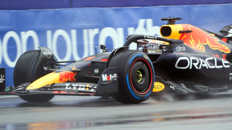 Max Verstappen de Red Bull Racing durante la tercera sesión de entrenamientos libres del Gran Premio de Fórmula 1, el 18 de junio de 2022.