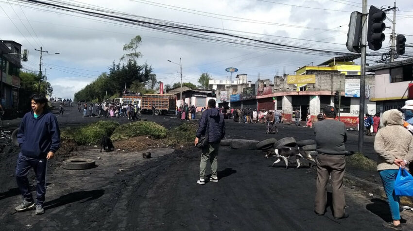 Un tramo del sector de Cutuglagua, sur de Quito, amaneció cerrado al tránsito, este 19 de junio de 2022.