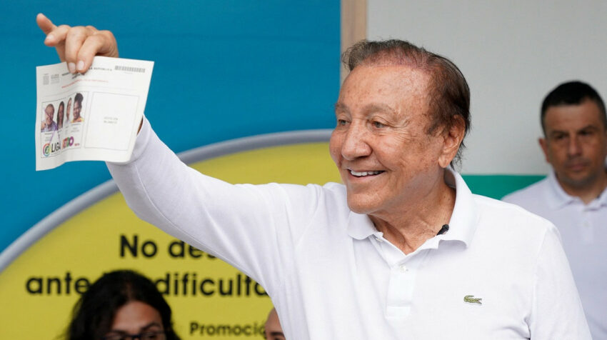El candidato presidencial colombiano, Rodolfo Hernández, mientras ejerce su derecho al voto, el 19 de junio de 2022. 