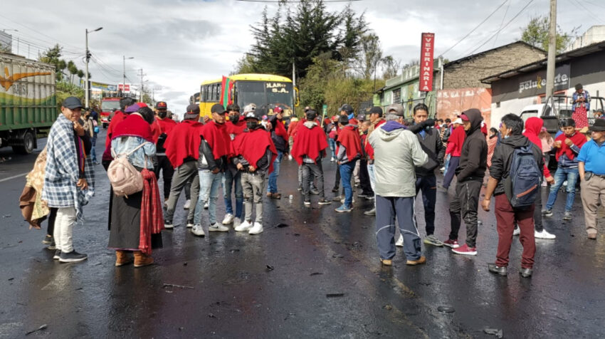 Un grupo de manifestantes indígenas llega hasta el sector de Cutuglagua, sur de Quito, en su intento por ingresar hasta la marcha prevista para este 20 de junio de 2022.