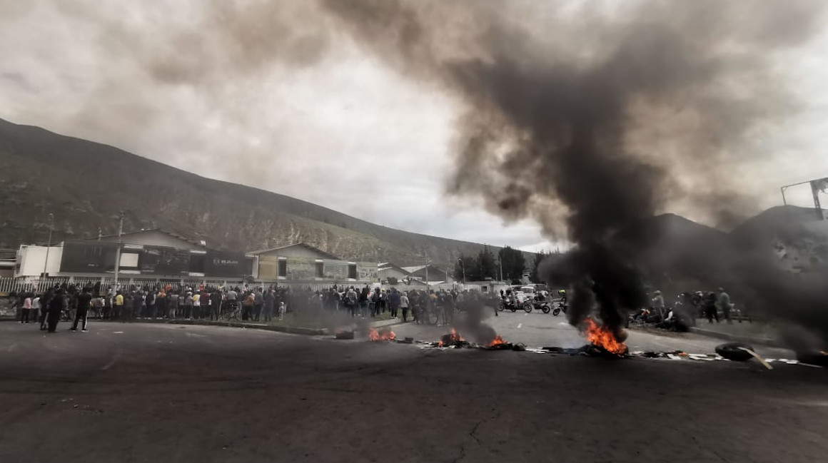 Manifestantes mantienen bloqueos en la entrada hacia San Antonio de Pichincham en el norte de Quito, el 20 de junio de 2022.