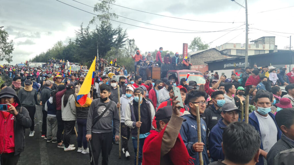 Cientos de indígenas inician su movilización hacia  el centro de Quito